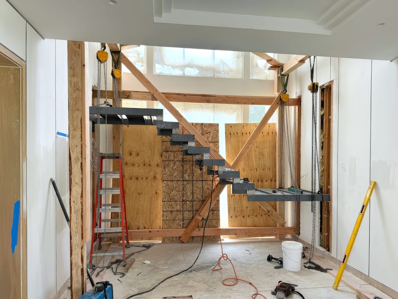 Installazione di un ascensore in condominio con taglio scale, come funziona